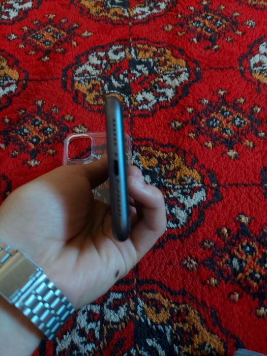 Iphone 11 qora sotiladi oladiganla tel qisin yo sms yosin