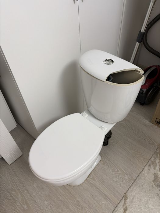 Рабочий унитаз , со сломанной крышкой
