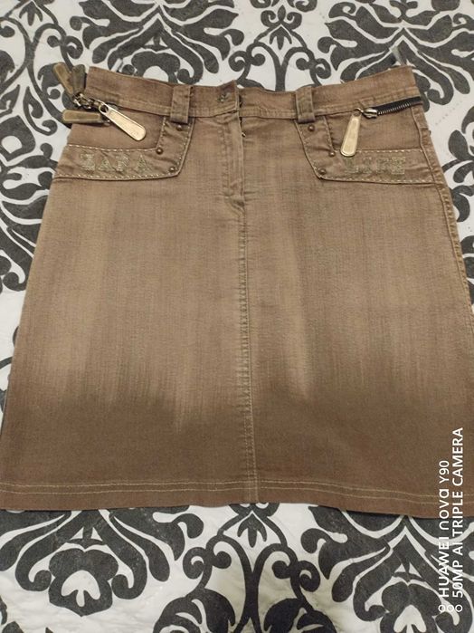 Продава дънкови поли