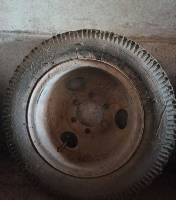 Продавам 2 бр гуми с джанти от ГАЗ 53