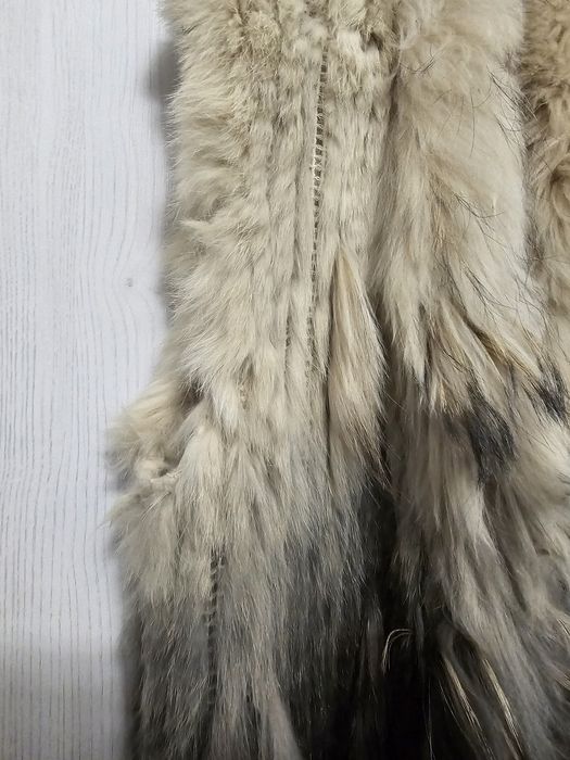 Vesta blana naturala pe material tricotat