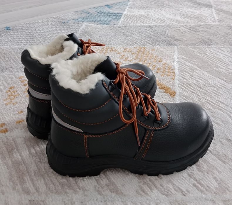 Ботинки зимние черного цвета