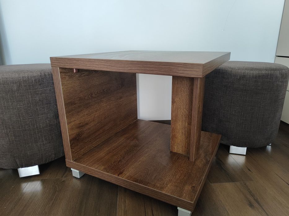 Масивна холна маса с 2 табуретки – комплект