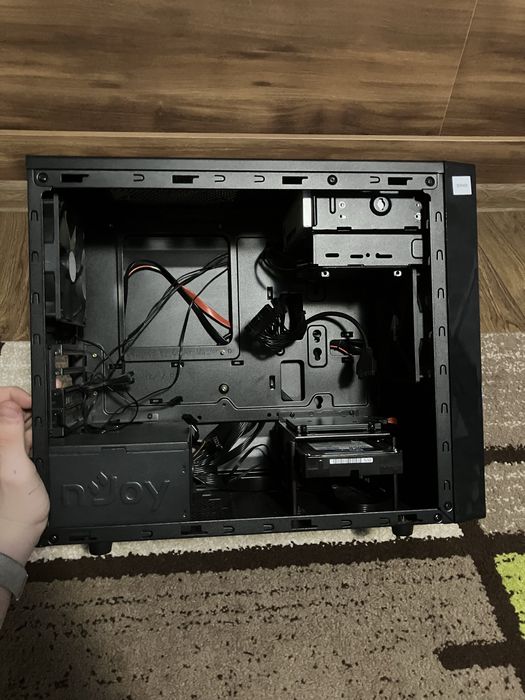 Vand carcasa cooler master +sursa n’joy 400w