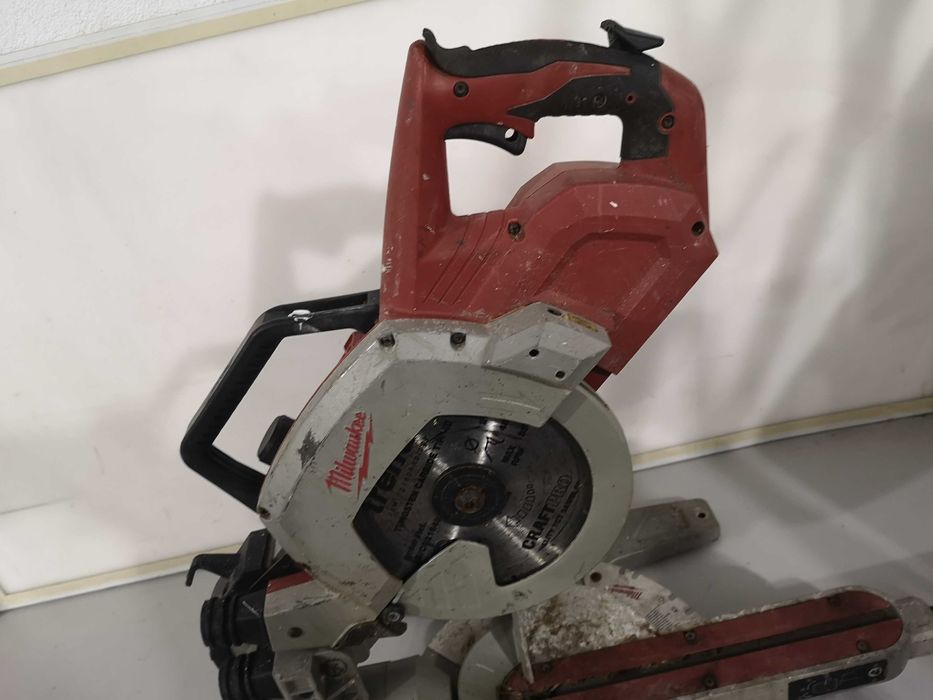 Циркуляр пендула - Milwaukee 18V \ 216mm