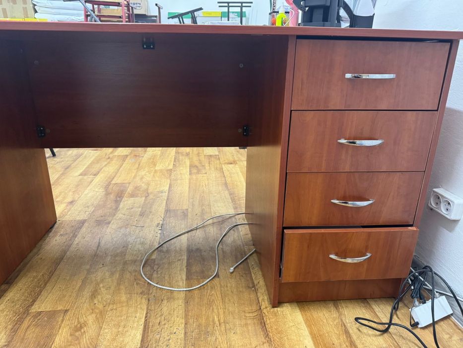 Шкаф и стол в отличном состяний