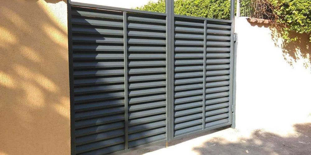 Garduri si porti din panouri stil jaluzele, sipca metalica, tabla cutata, plasa bordurata, fier forjat, BCA sau beton si alte modele disponibile