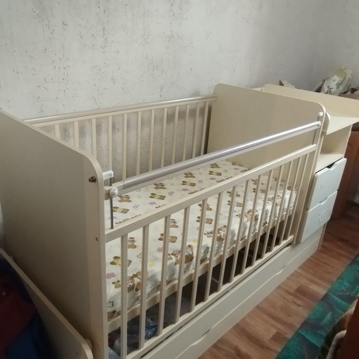 Кровать манеж с поперечным маятником,