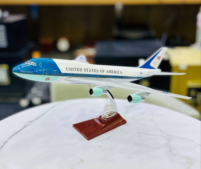 модель самолета Boeing 777-300ER авиакомпании American Airlines