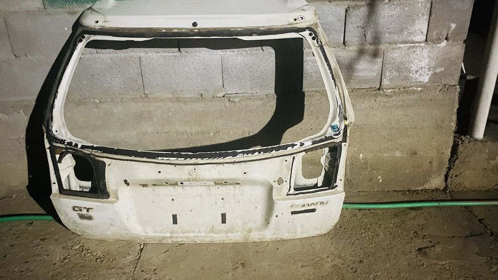 Задняя двер субару