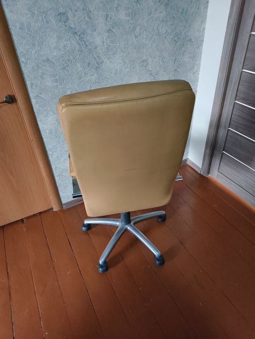 Руководительское офисное кресло