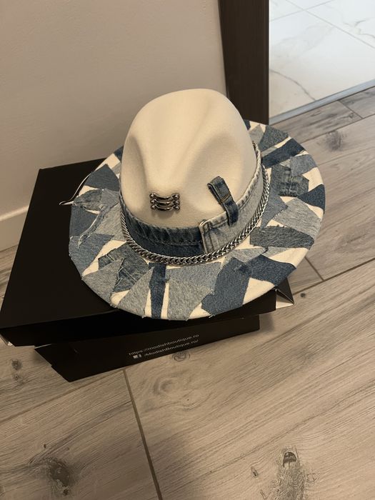 Palarie alba cu material de blug