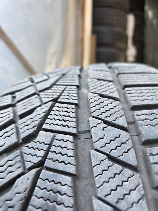 Зимние шины 235/45/18