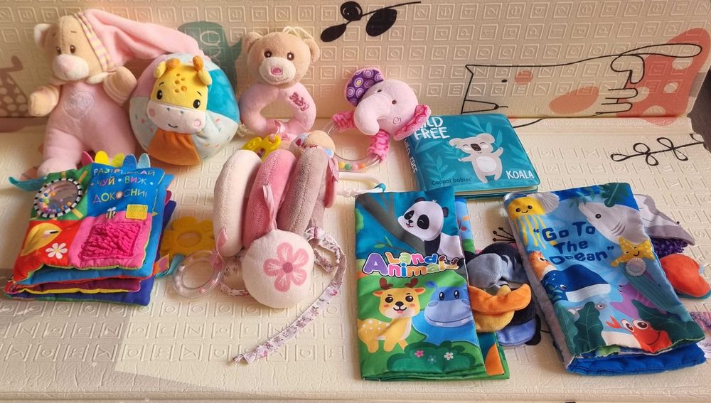 Бебешки играчки, книжки и възглавница