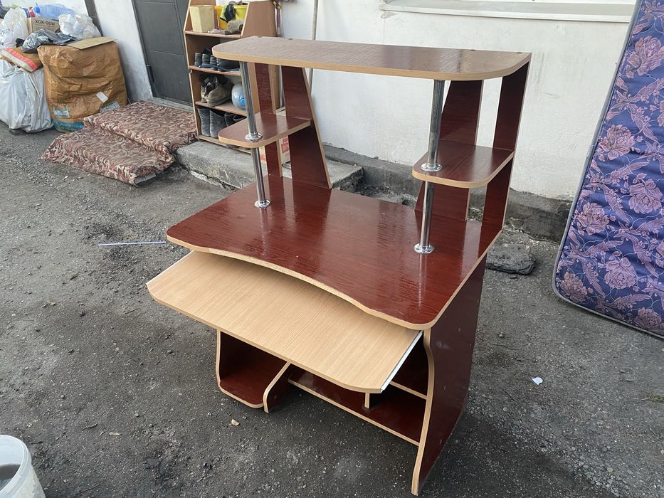 Продам компьютерный стол