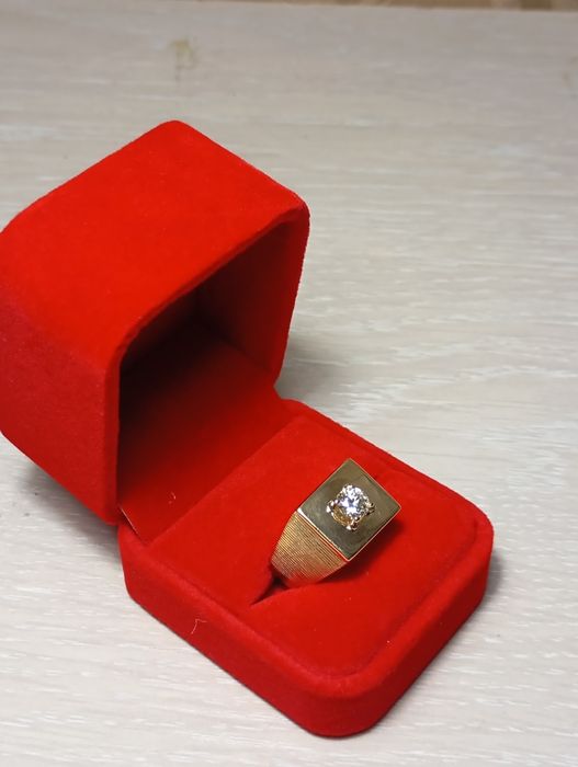 Золотой перстень 750 пробы с бриллиантом