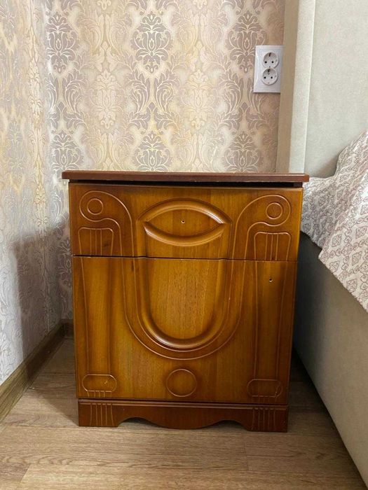 Шкаф, 2 тумбочки и комод с зеркалом
