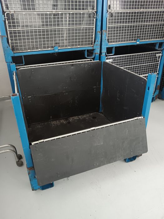 vind soba veche emailata și containere metal