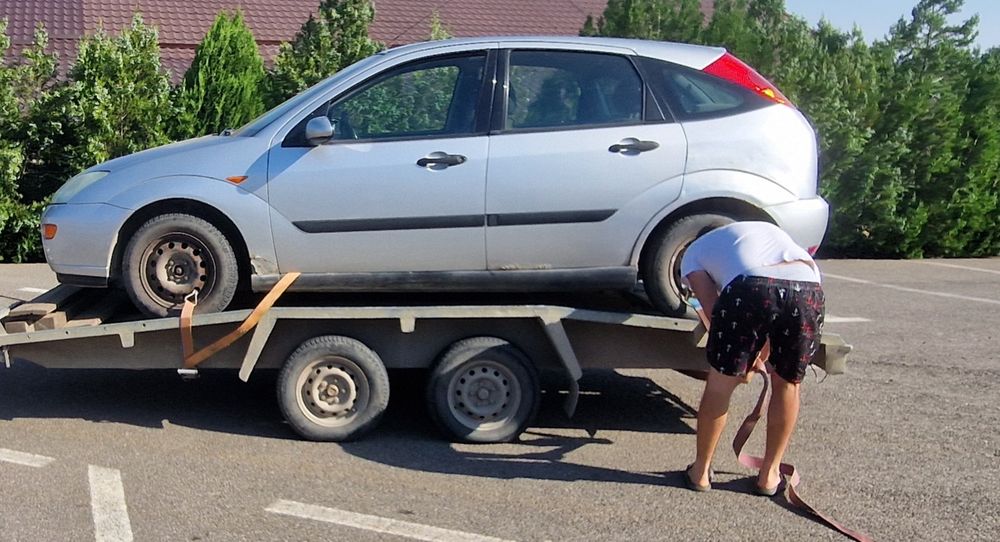 Vand golf 4 si ford focus de piese sau reparat