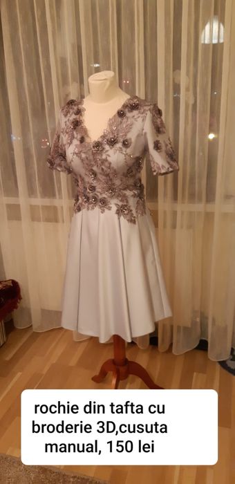 Vand rochii de ocazie sau casual