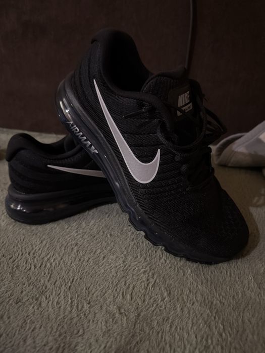 Vand adidasi nike air max