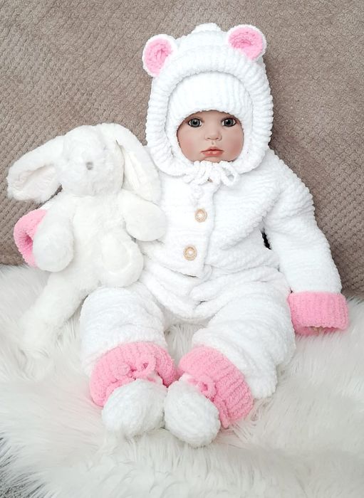 Combinezon croșetat, căciuliță cu pompoane și botoșei, 80-86cm