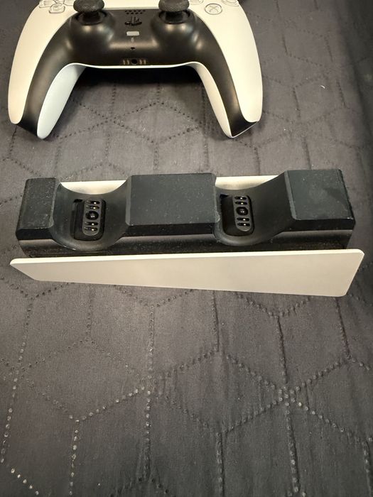PlayStation 5 (cu disc) + 2 controllere + Stație de încărcare originală Sony