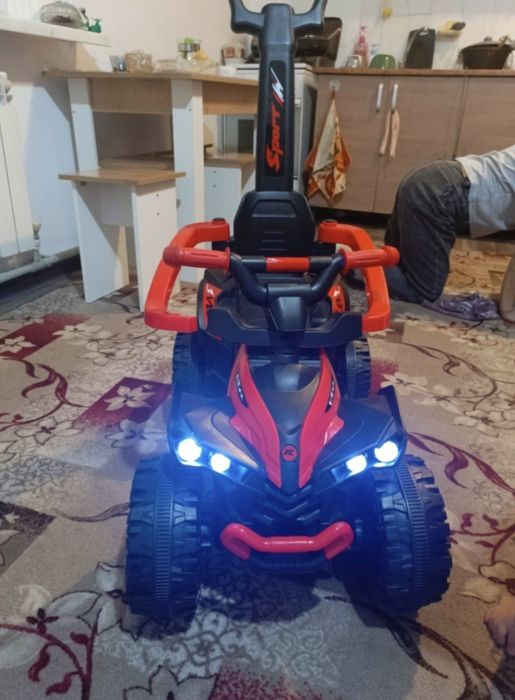 Продам машинку детскую