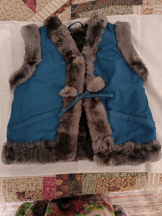 Продам детскую цигейковую безрукавку