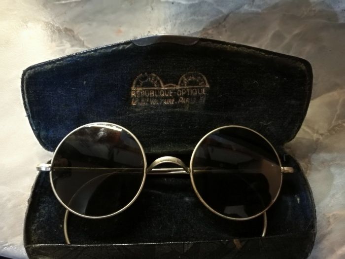 Много стари слънчеви очила.