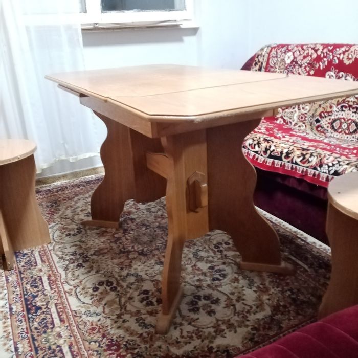 Masă de lemn cu două scaune bonus.