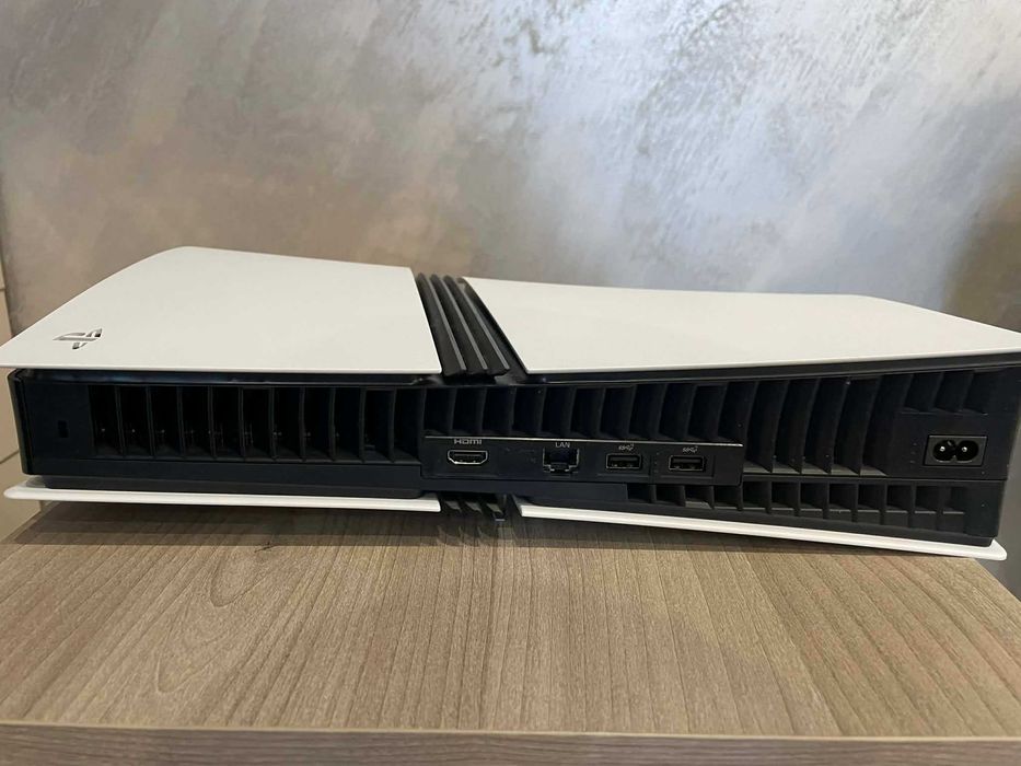 Продавам Playstation 5 Pro 2TB, 1 контролер + клавиатура и мишка.