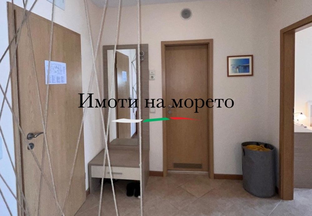 Продава се просторен двустаен апартамент с гледка към басейна в