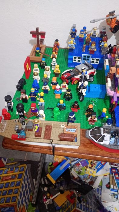 Vând 100 omuleți lego se pot da și separat