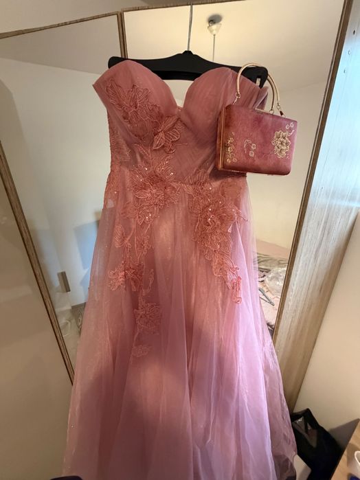 Официална рокля, носена