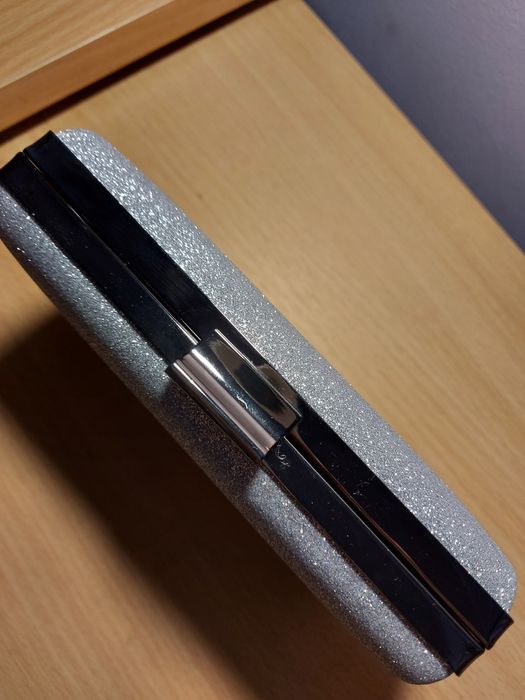 Сребриста чанта- тип клъч