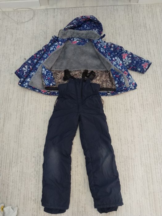 Продам лыжные костюмы и коньки