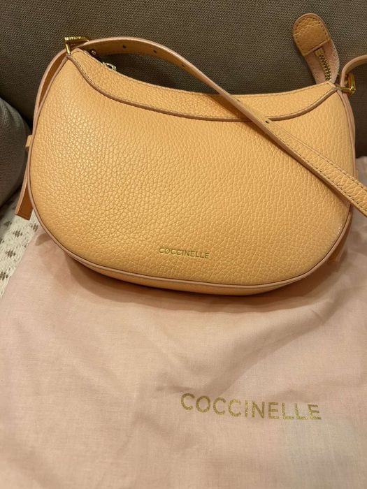 Кожена чанта за рамо с дълга дръжка Coccinelle цвят праскова