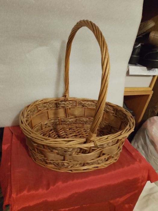 Различни плетени кошници и панери