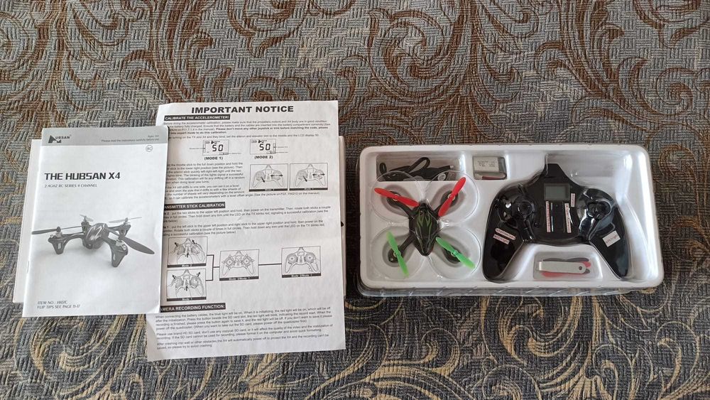 Dronă HUBSAN X4, 4 canale, deschisă pentru testare.