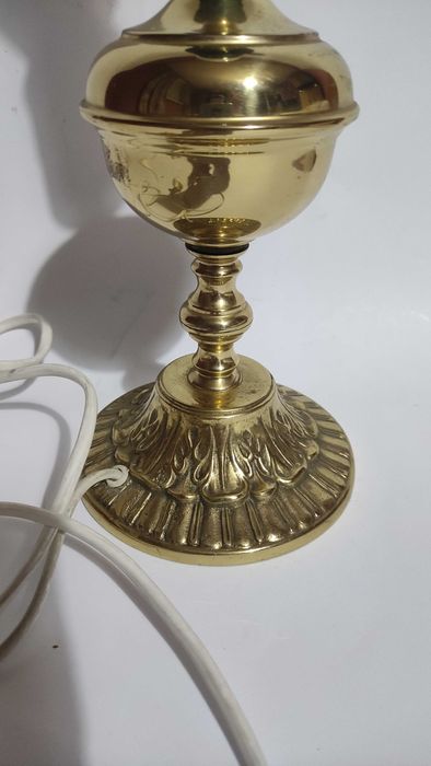 Старинна настолна лампа с тяло от масивен месинг