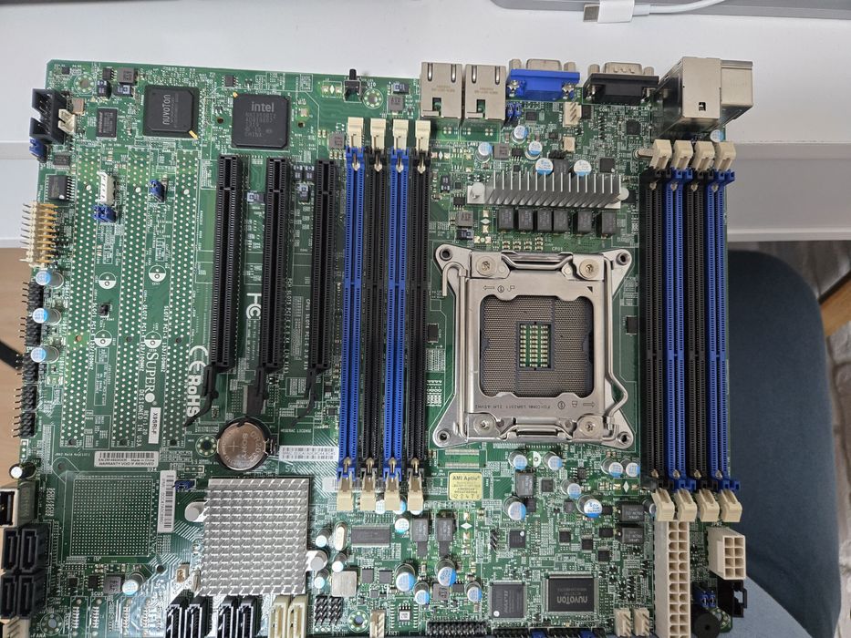 Placa de baza SuperMicro X9SRI-F, Defecta (2 pini de la socket-ul de la procesor au probleme). Pentru piese sau reparație