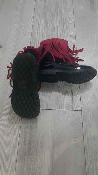 Ghetute deosebite din piele lacuita, marimea 29