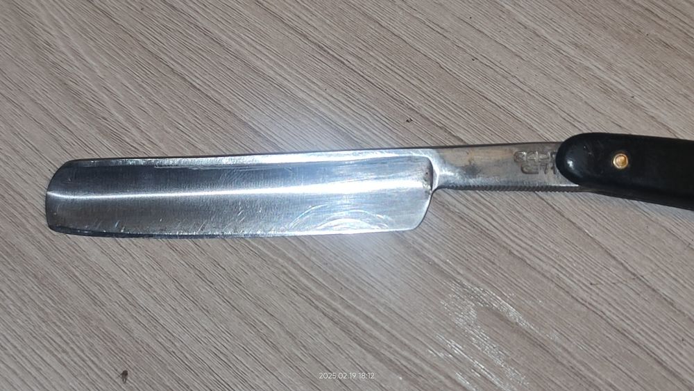 Продам бритву опасную с правкой.