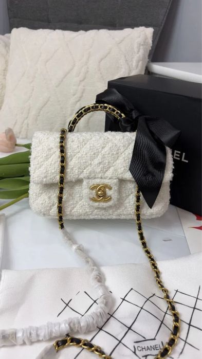 Чанти на Chanel.