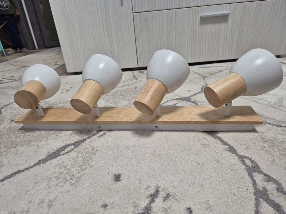 Lustra modernă cu 4 spoturi – ca nouă, cu becuri incluse