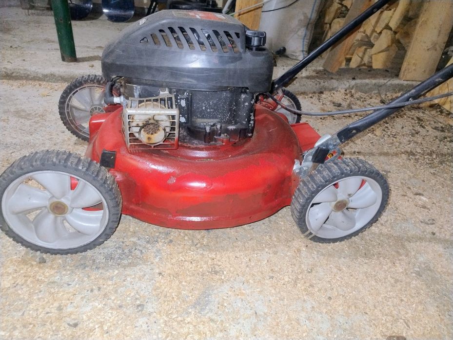 Mașină de tuns gazon MTD – motor Briggs & Stratton