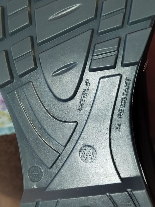 Продам рабочую обувь.