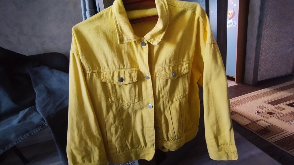 Светложелтая джинсовка