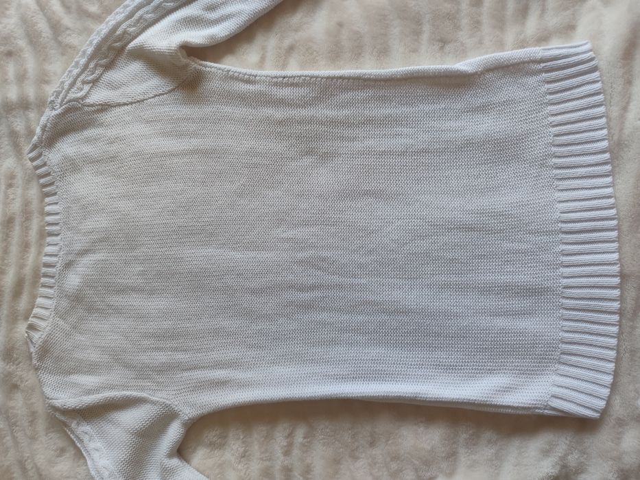 Тънък бял пуловер